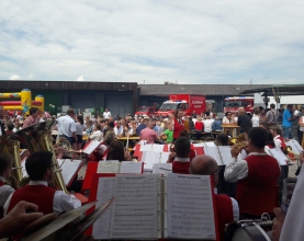 Fruehschoppen-FF-Pregarten-Musikverein-am-Vorplatz